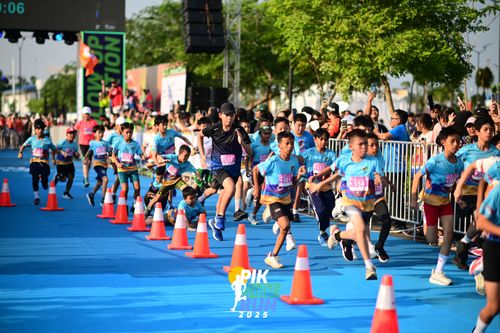 Race photo from PIK NITE RUN 2025