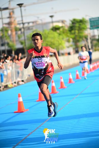 Race photo from PIK NITE RUN 2025