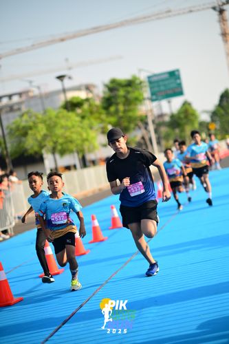 Race photo from PIK NITE RUN 2025