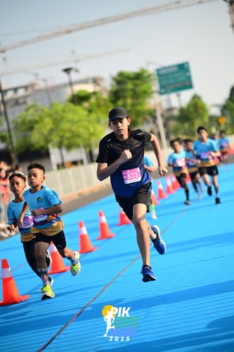 Race photo from PIK NITE RUN 2025