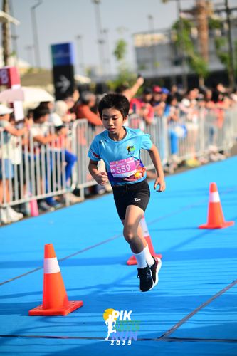 Race photo from PIK NITE RUN 2025
