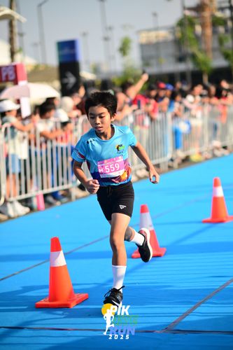 Race photo from PIK NITE RUN 2025