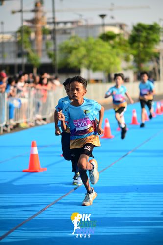 Race photo from PIK NITE RUN 2025