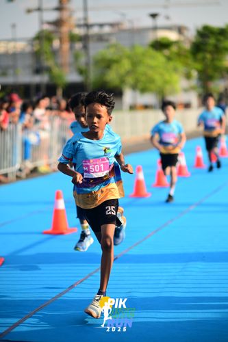 Race photo from PIK NITE RUN 2025