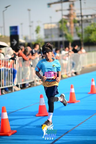 Race photo from PIK NITE RUN 2025