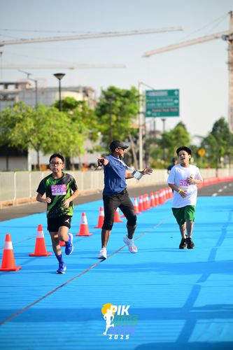 Race photo from PIK NITE RUN 2025