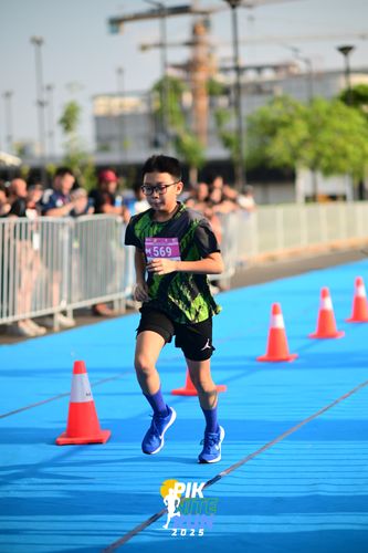 Race photo from PIK NITE RUN 2025