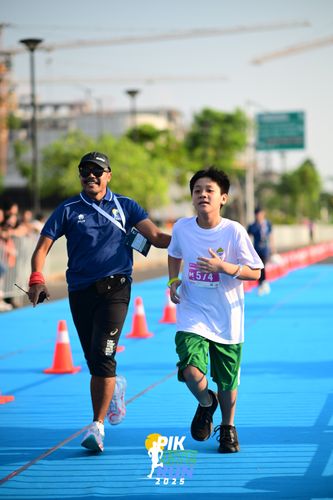 Race photo from PIK NITE RUN 2025