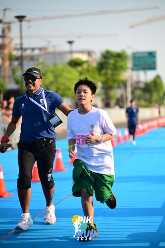 Race photo from PIK NITE RUN 2025