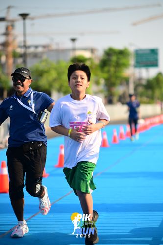 Race photo from PIK NITE RUN 2025