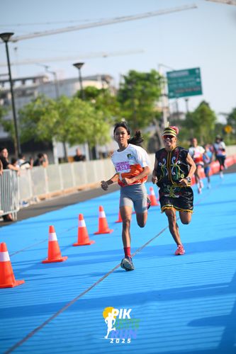 Race photo from PIK NITE RUN 2025