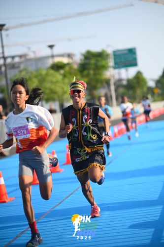 Race photo from PIK NITE RUN 2025