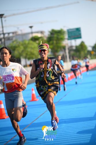 Race photo from PIK NITE RUN 2025