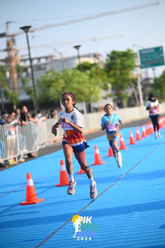 Race photo from PIK NITE RUN 2025
