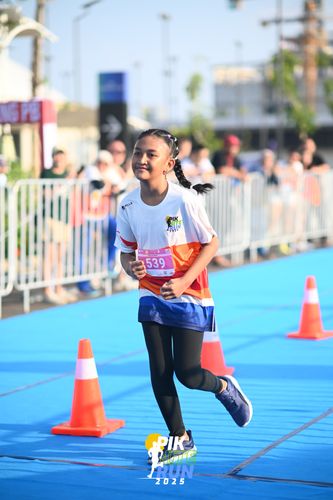 Race photo from PIK NITE RUN 2025
