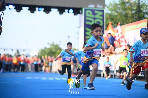 Race photo from PIK NITE RUN 2025