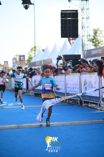 Race photo from PIK NITE RUN 2025