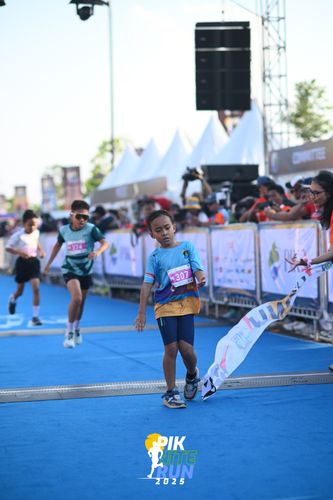 Race photo from PIK NITE RUN 2025