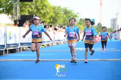 Race photo from PIK NITE RUN 2025