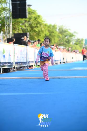 Race photo from PIK NITE RUN 2025