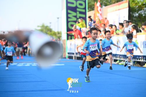 Race photo from PIK NITE RUN 2025