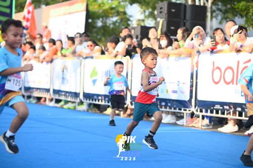 Race photo from PIK NITE RUN 2025