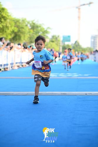 Race photo from PIK NITE RUN 2025