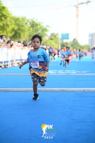 Race photo from PIK NITE RUN 2025