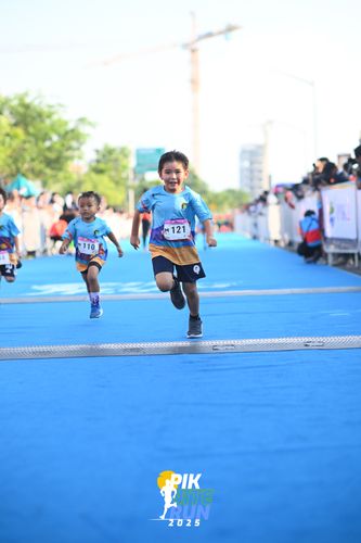 Race photo from PIK NITE RUN 2025