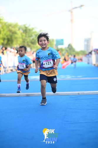 Race photo from PIK NITE RUN 2025