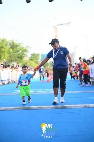 Race photo from PIK NITE RUN 2025