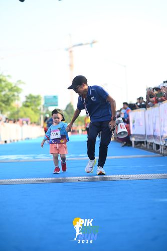 Race photo from PIK NITE RUN 2025