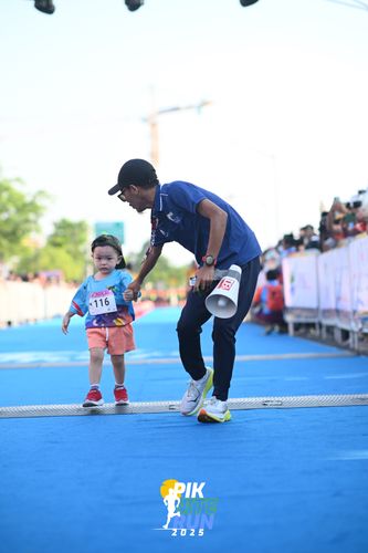Race photo from PIK NITE RUN 2025