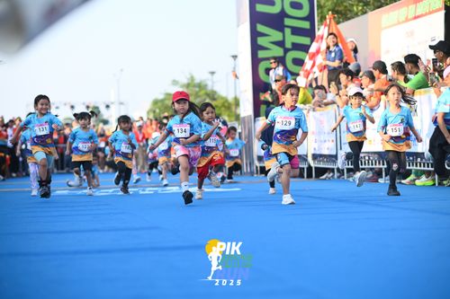 Race photo from PIK NITE RUN 2025