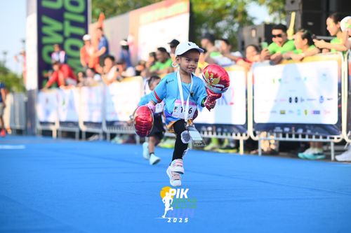 Race photo from PIK NITE RUN 2025