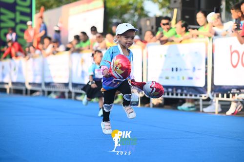 Race photo from PIK NITE RUN 2025