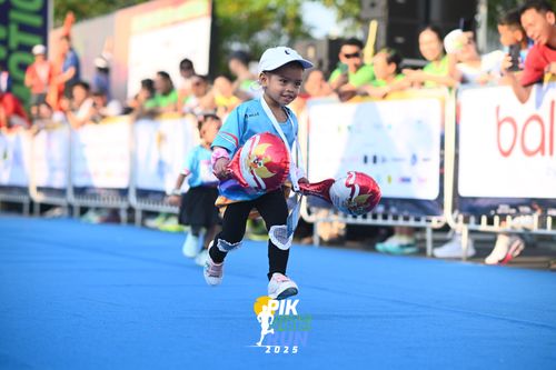 Race photo from PIK NITE RUN 2025