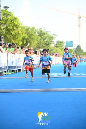 Race photo from PIK NITE RUN 2025