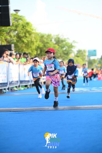 Race photo from PIK NITE RUN 2025