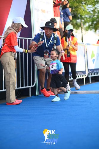 Race photo from PIK NITE RUN 2025