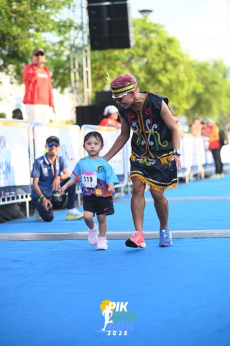 Race photo from PIK NITE RUN 2025