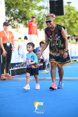 Race photo from PIK NITE RUN 2025