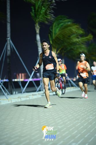 Race photo from PIK NITE RUN 2025