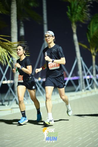 Race photo from PIK NITE RUN 2025