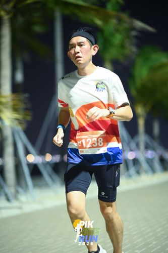 Race photo from PIK NITE RUN 2025