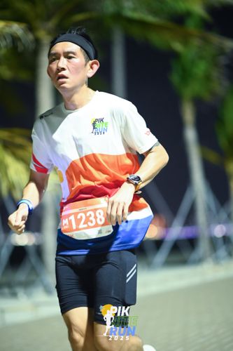 Race photo from PIK NITE RUN 2025
