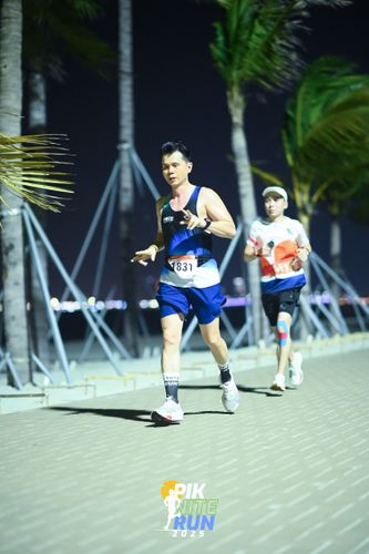 Race photo from PIK NITE RUN 2025