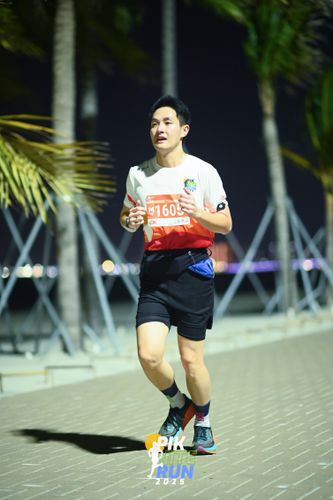 Race photo from PIK NITE RUN 2025