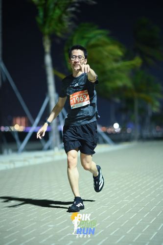 Race photo from PIK NITE RUN 2025
