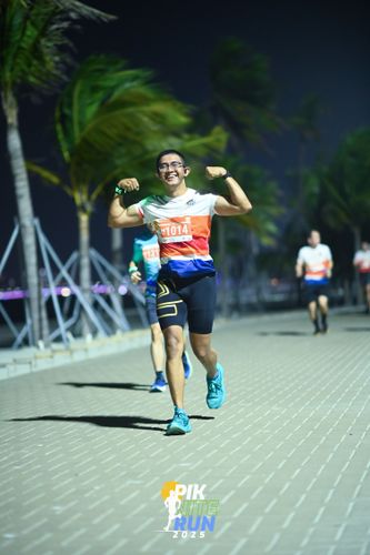 Race photo from PIK NITE RUN 2025